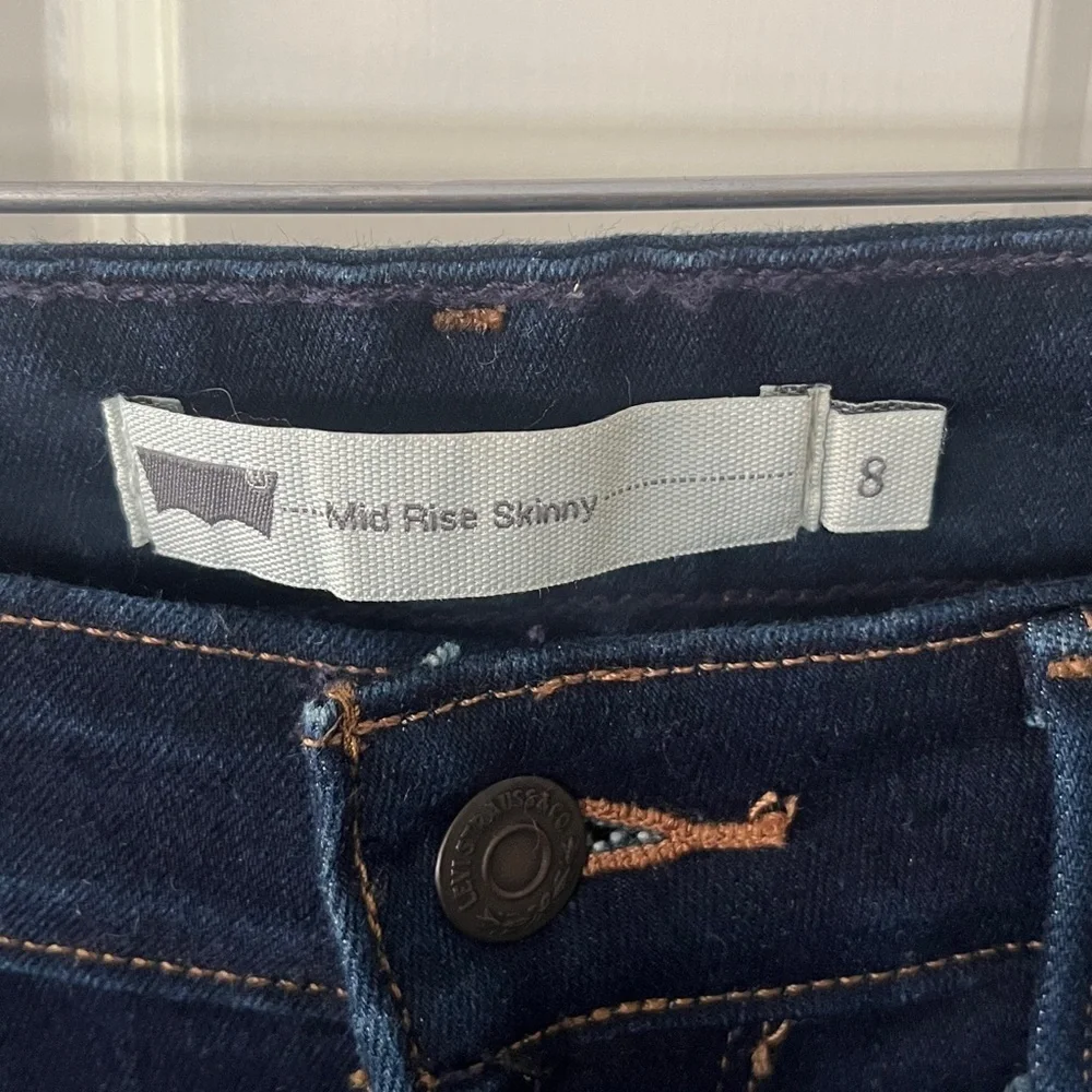 Levi’s Mid Rise Super Dark Blue Skinny Jeans w/ stretch. Size 8